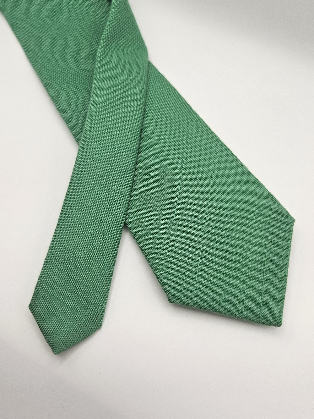 Elegant Solid Green Men’s Tie – Refined Formal Accessory